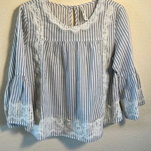 Boho smock top, SzM 100%cotton lace accents on bell sleeves and body of top.